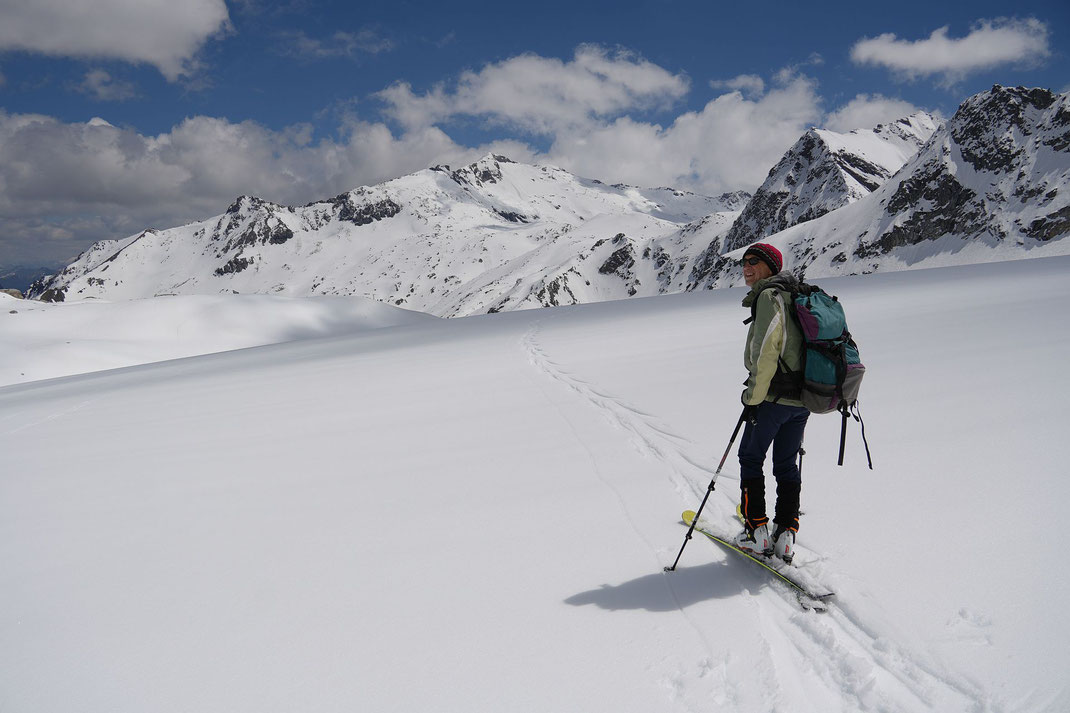 Wieder am flachen Gletscher, der Blick geht zurück hinauf zum Sonnblick