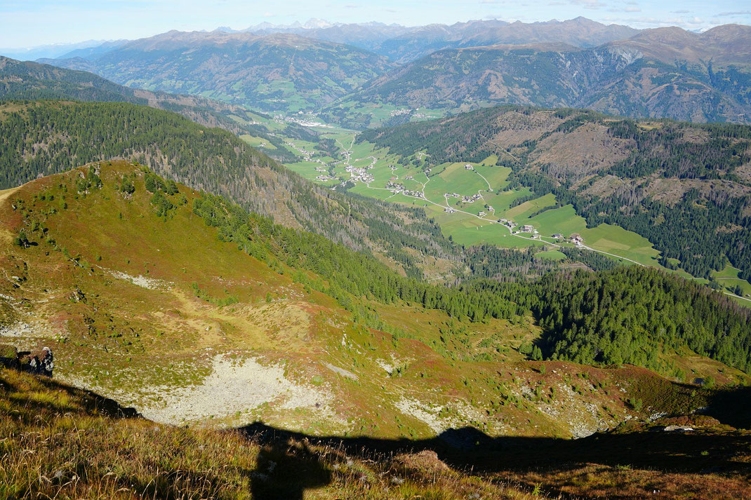 Blick von oben auf die Abstiegsroute (zieht von links nach rechts)