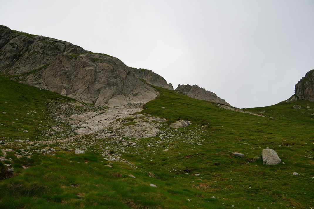 Rechts der Rinne erfolgt der weglose Aufstieg