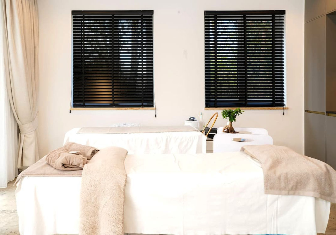 Exklusiver Head Spa Behandlungsraum in der Villa Kirnach Allgäu, luxuriöses Ambiente für Balance & Regeneration