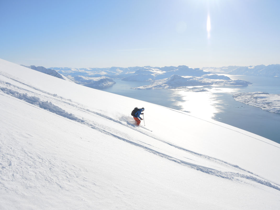 Skitouren Norwegen mit Bergführer, Lyngen, Senja, Lofoten, Skitouring in norway, skitouren mit Boot in Norwegen, Fjorde, guided skitours norway mountainguide, lyngen alps, lyngenfjord,