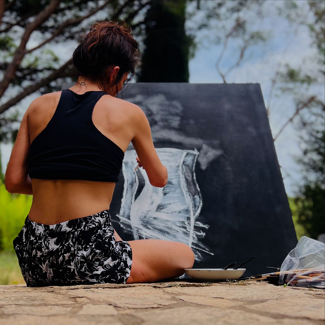 NINE artiste peintre à Trans, en Provence, en train de peindre une œuvre contemporaine à l'acrylique