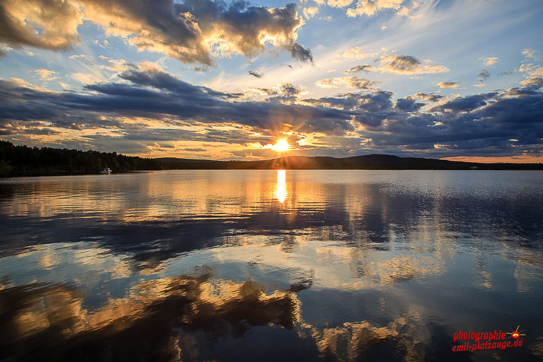 Inarisee Finnland wo die Sonne zu dieser Jahreszeit nie richtig untergeht.