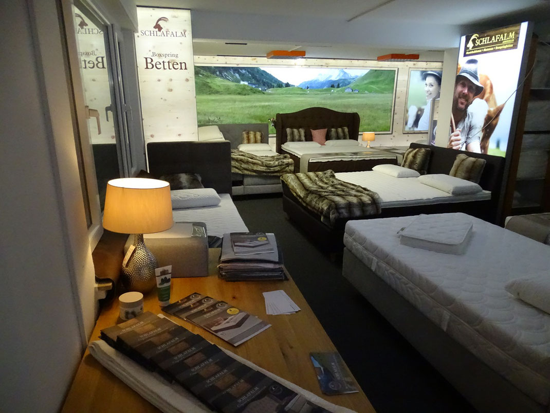 Ein Bild welches den Verkaufsbereich Boxspringbetten des Bettengeschäftes Schlafalm Bonn zeigt.