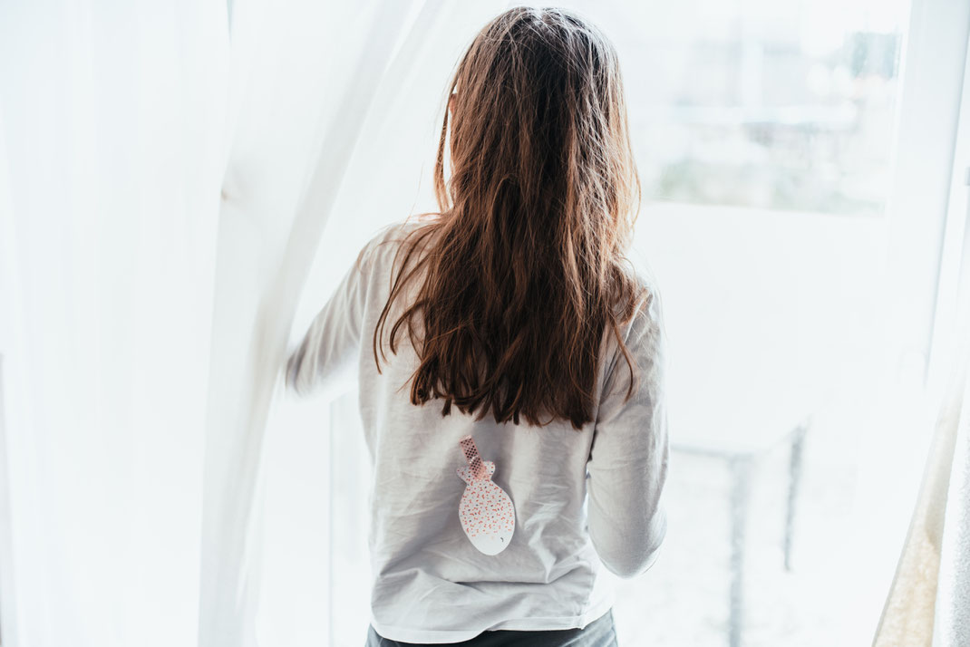 enfant regardant par la fenêtre