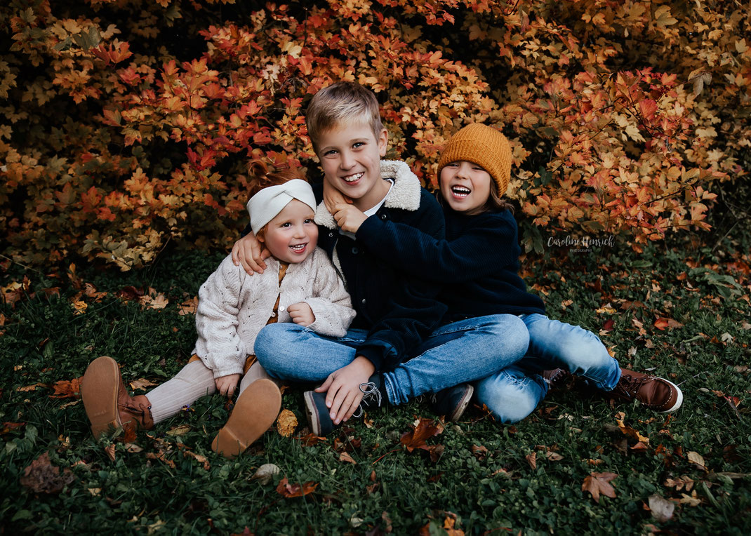 Familienfotoshooting Heilbronn Böckingen Kinderfotos Herbst Geschwister 3 Kinder Mädchen Jungen 