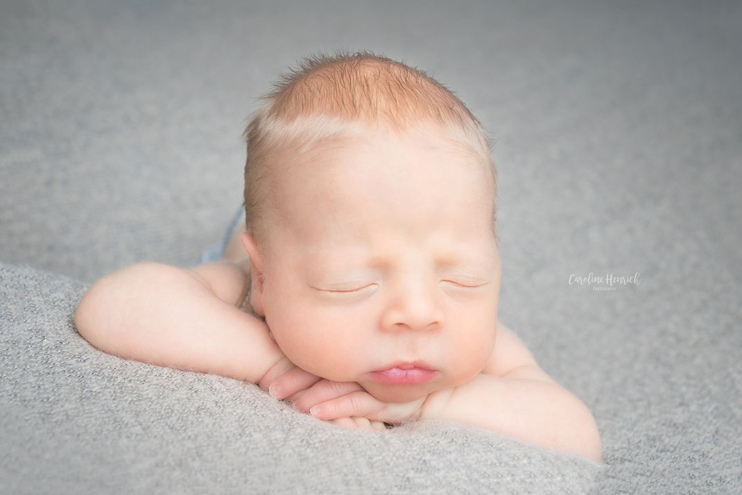 Neugeborenenshooting Neckarsulm Babyfoto Baby Junge blond auf grauer Decke