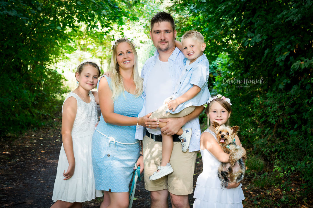 Familienfotoshooting mit Hund Gemmingen Richen 5 Personen 3 Kinder Junge Mädchen blond yorkshire terrier Blumenkränze Kleider blau weiß