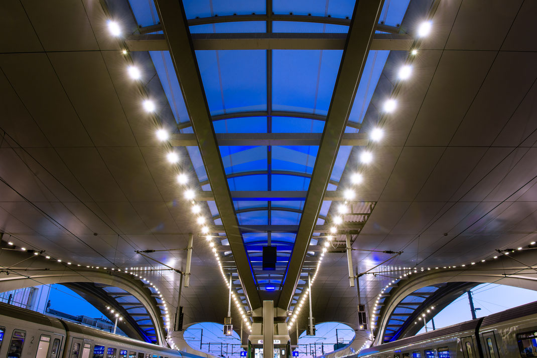 Michael - Foto 12 - Moderner Bahnsteig zur blauen Stunden in einem Bahnhof einer Großstadt im Süden von Österreich bei eisiger Kälte im Jänner des Jahres 2022