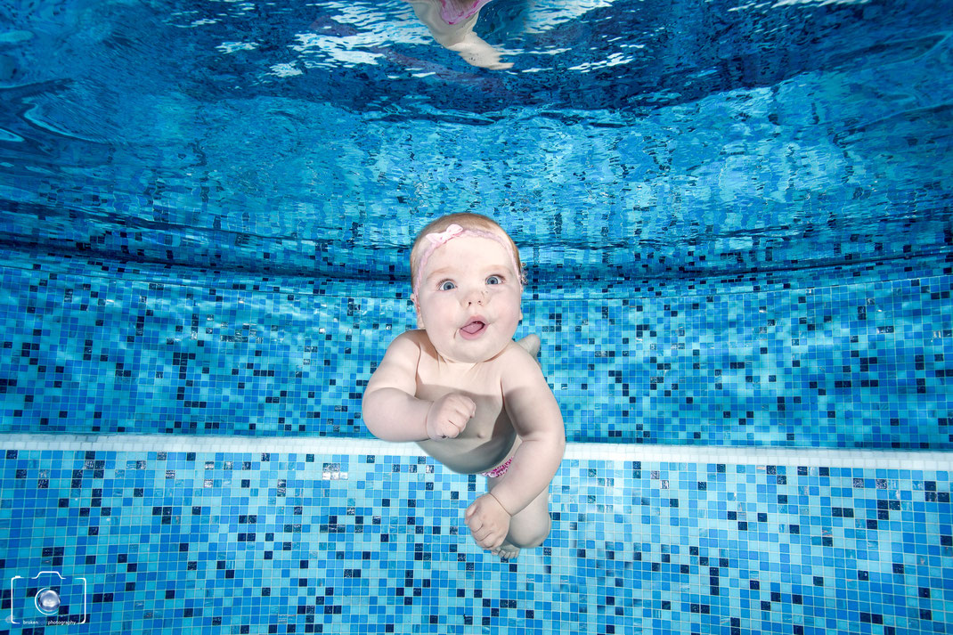 Bild: Baby beim Babyschwimmen in Berlin Fotograf