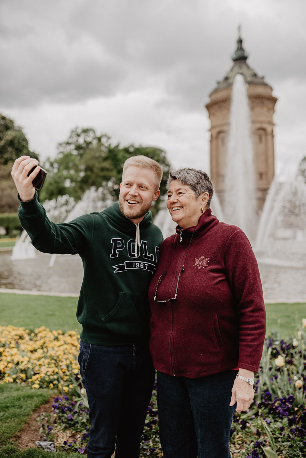 Selfie mit Oma am Wasserturm Mannheim by Sebastian Pintea