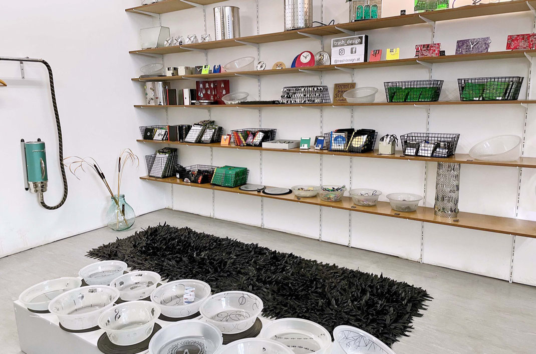 Blick auf den trash_design Showroom, Regal mit Upcycling-Produkten