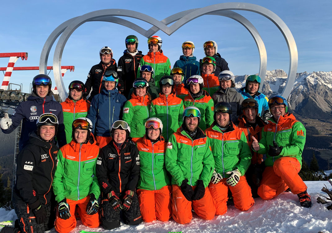 Das Skilehrerteam des Skiclub Wurmannsquick am Ende der erfolgreich ausgeführten Fortbildung, durchgeführt von Tobias Fürstberger, links, mittlere Reihe