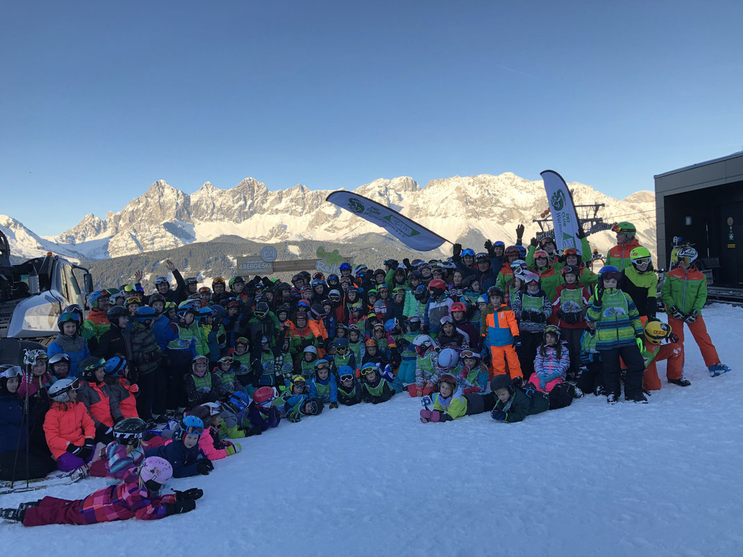 Alle Kursteilnehmer mit den Skilehrern und Betreuern des Skiclub Wurmannsquick
