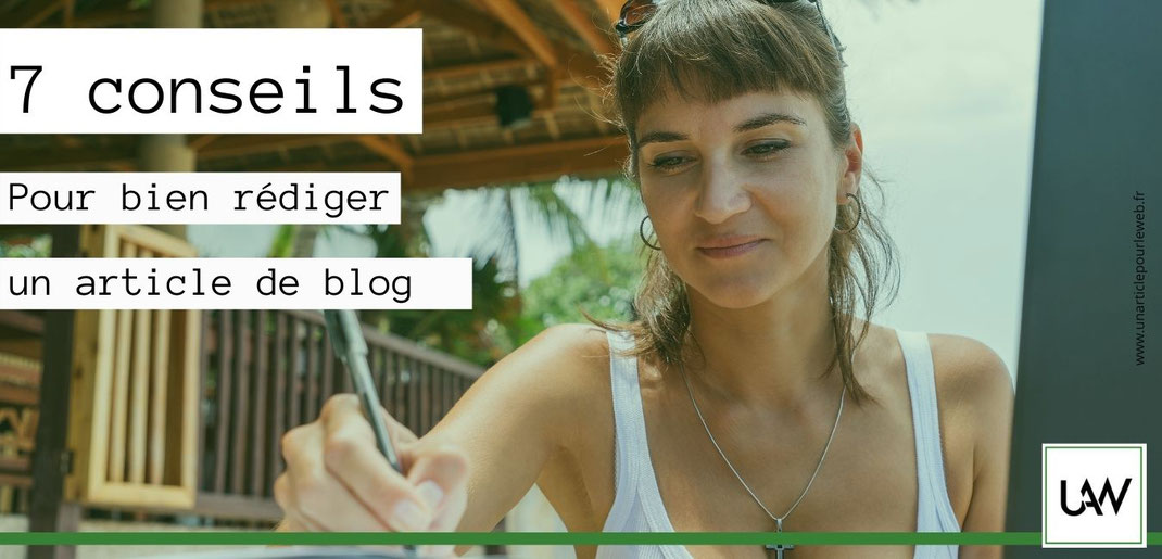Femme freelance qui rédige en extérieur