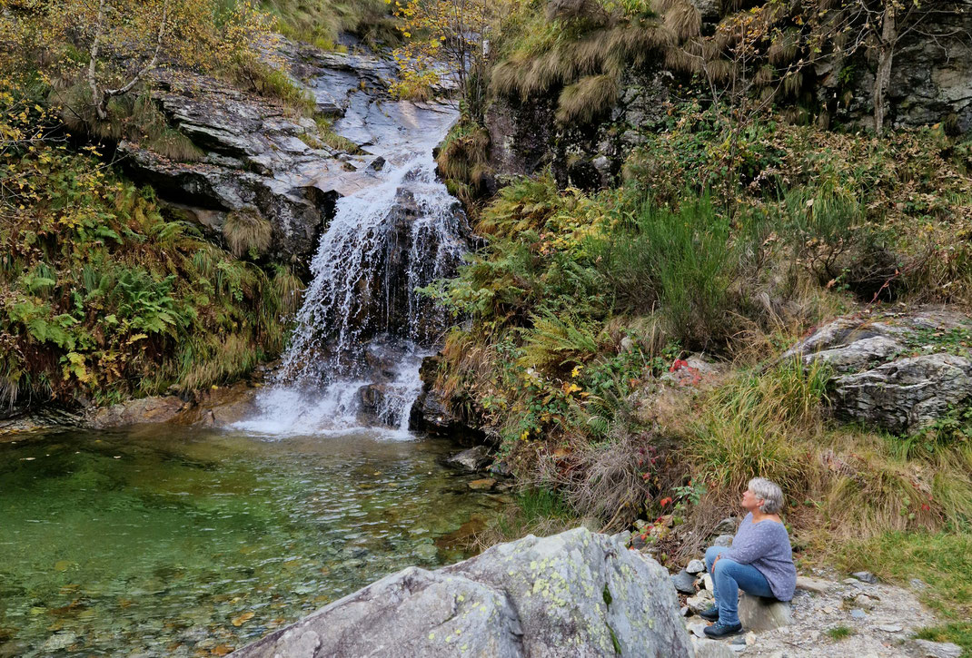 ich sitze an einem wunderschönen Wasserfall mitten in der wilden Tessiner Natur.