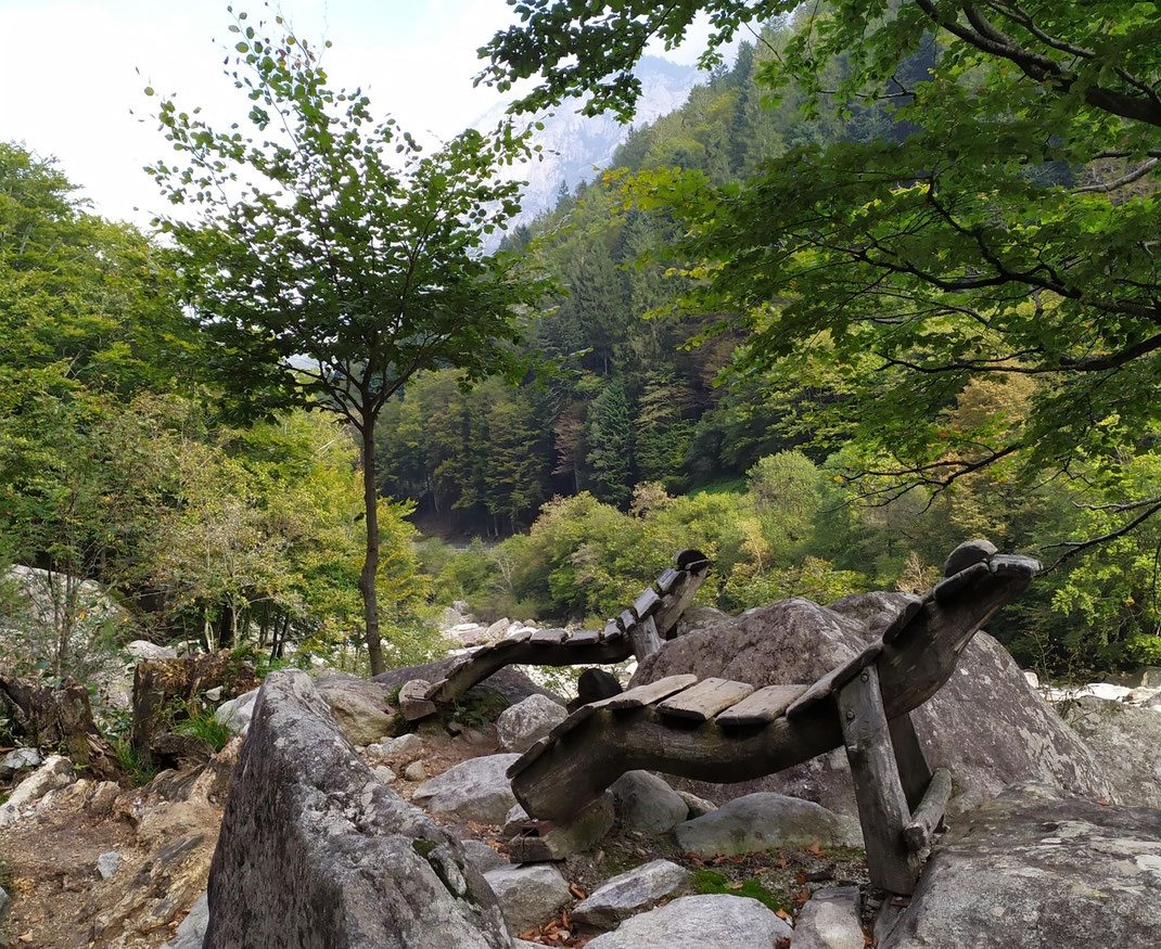 Zwei Holz Liegestühle an der Verzasca