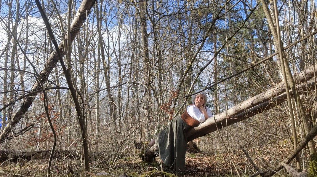 Ich liege auf einem umgefallenen Holzstamm, in einem energetisch genähten Gewand und bestaune in totaler Ruhe die Natur.