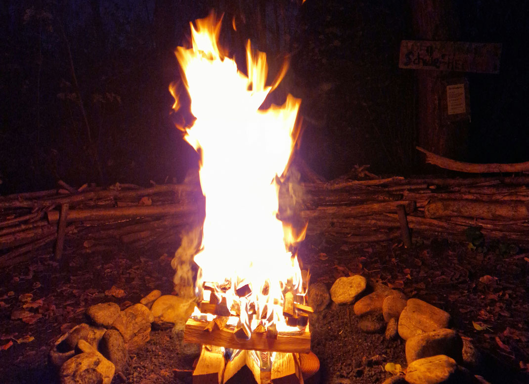 Feuer in der Nacht, Flamme sieht aus wie ein Zauberer.