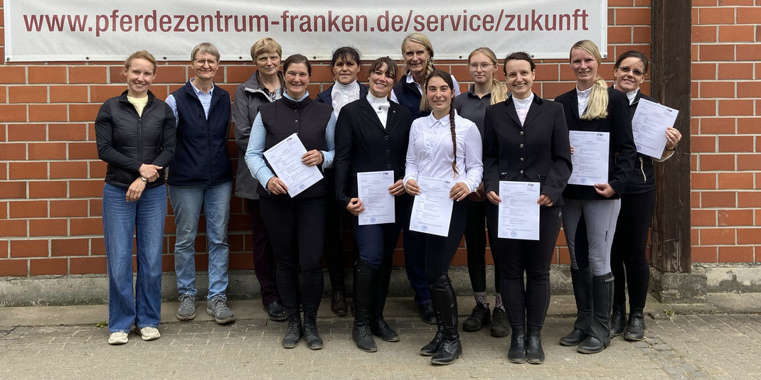 Anna Haag (Prüferin), Dr. Bettina Grahner (Lehrgangsleiterin), Sibylla Cramer (Prüferin) sowie acht Teilnehmerinnen der EQ-Damensattel und die Auszubildende vom LLZ