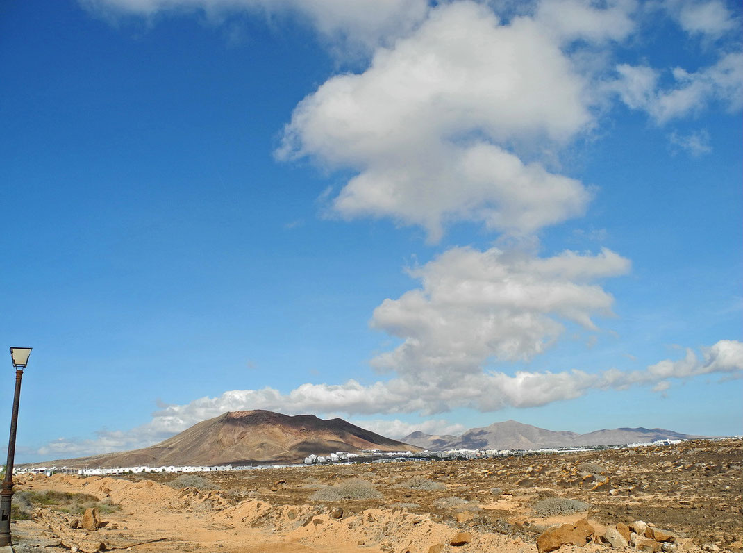 5.10. - Blick vom Faro de Pechiguera auf den Montaña Roja -