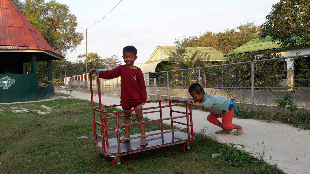 Volle Fahrt voraus! -  zwei Kinder aus Wat Opot, Kambodscha (2019), (C) Smaida Brestrich
