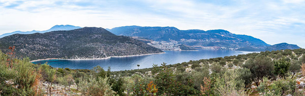 Mehrtagestrekking auf dem Lykischen Weg in der Türkei - wandern fernab der Zivilisation in einer traumhaften Landschaft umgeben von Meer, Klippen und Bergen. (hier: Etappe 7 von Gelemis/Patara nach Kalkan).