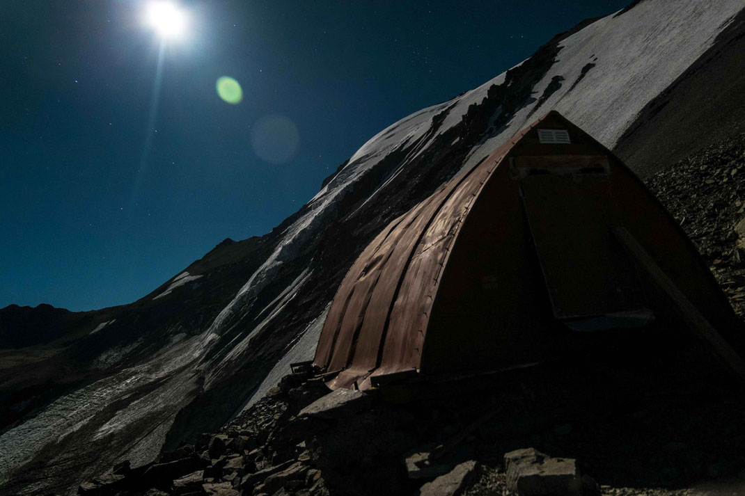 The only shelter on the slope of the Cerro El Plomo (La Olla, 4285 m)