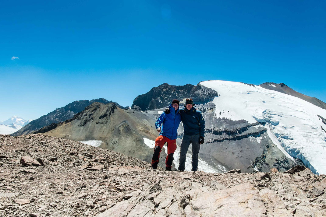 Andreas and Christian on the Cerro Leonera (4954 m); in the back to the right: the Cerro El Plomo (5424 m), in the left corner (probably): Cerro Aconcagua (6961 m)