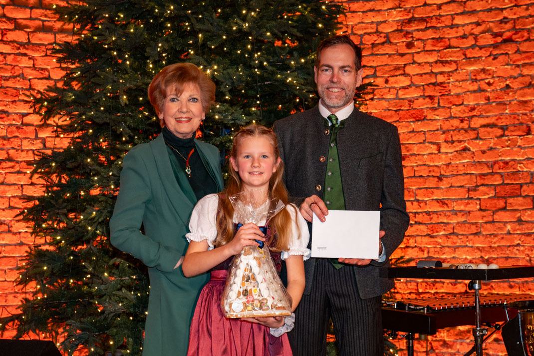 Preisverleihung mit Schirmherrin Carolin Reiber und Vorstand Florian Riemensperger an Teresa Glowatzka (9 J.) in der Allerheiligen Hofkirche der Münchner Residenz 2025.
