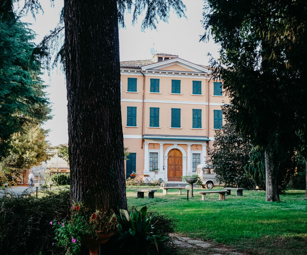 Italien, gardasee, gardalake, italy, palazzonovello, destinationwedding, elegantwedding, bohowedding, greenweddingshoes, sabinelangefotografie