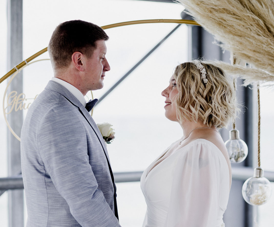 Hochzeit oldenburg, Hochzeit nordsee, Hochzeit ostsee, inselhochzeit, hochzeit stuhr, hochzeit fehmarn, strandhochzeit, hochzeitsfotograf bremen, heiraten bremen, hochzeit 2026, hochzeitstrend, Heiligenhafen, nordenholzerhof, gut wahnbek, gut horn