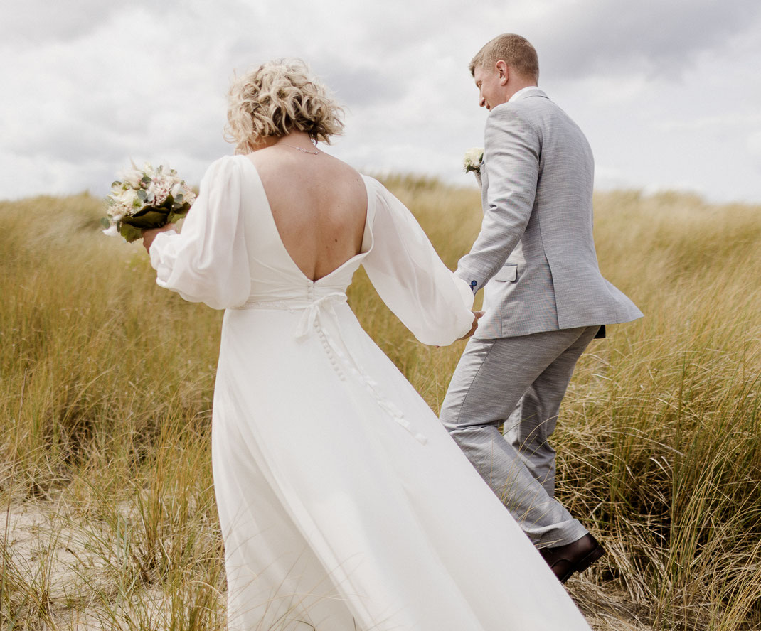Hochzeit oldenburg, Hochzeit nordsee, Hochzeit ostsee, inselhochzeit, hochzeit stuhr, hochzeit fehmarn, strandhochzeit, hochzeitsfotograf bremen, heiraten bremen, hochzeit 2026, hochzeitstrend, Heiligenhafen, nordenholzerhof, gut wahnbek, gut horn