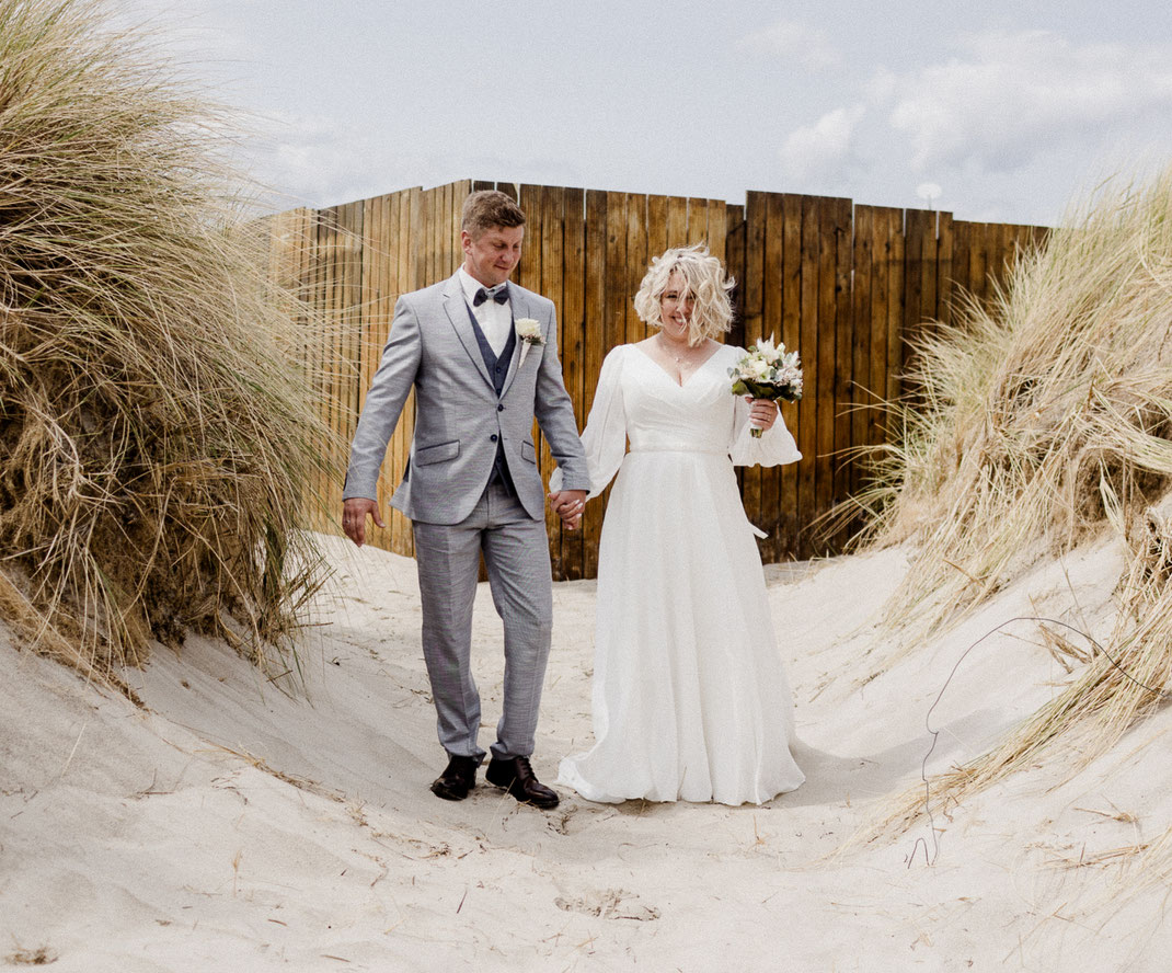 Hochzeit oldenburg, Hochzeit nordsee, Hochzeit ostsee, inselhochzeit, hochzeit stuhr, hochzeit fehmarn, strandhochzeit, hochzeitsfotograf bremen, heiraten bremen, hochzeit 2026, hochzeitstrend, Heiligenhafen, nordenholzerhof, gut wahnbek, gut horn