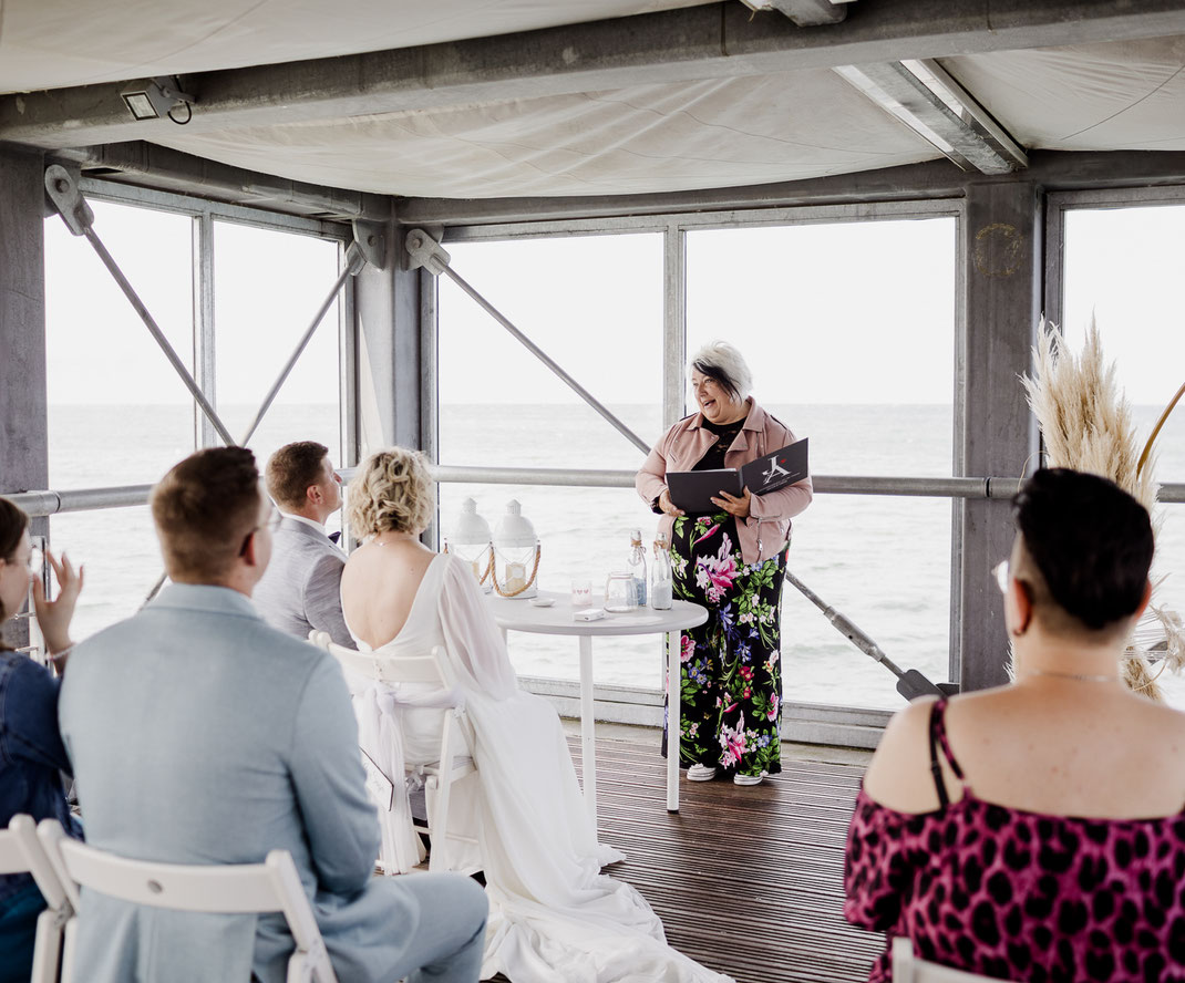 Hochzeit oldenburg, Hochzeit nordsee, Hochzeit ostsee, inselhochzeit, hochzeit stuhr, hochzeit fehmarn, strandhochzeit, hochzeitsfotograf bremen, heiraten bremen, hochzeit 2026, hochzeitstrend, Heiligenhafen, nordenholzerhof, gut wahnbek, gut horn