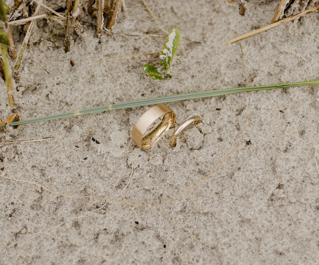 Strandhochzeit, hochzeitostsee, hochzeitnordsee, hochzeitbensersiel, hochzeitheiligenhafen, hochzeitbremen, hochzeitstuhr, hochzeitoldenburg, braut, sabinelangefotografie, brautkleid, heiraten, jever, braut