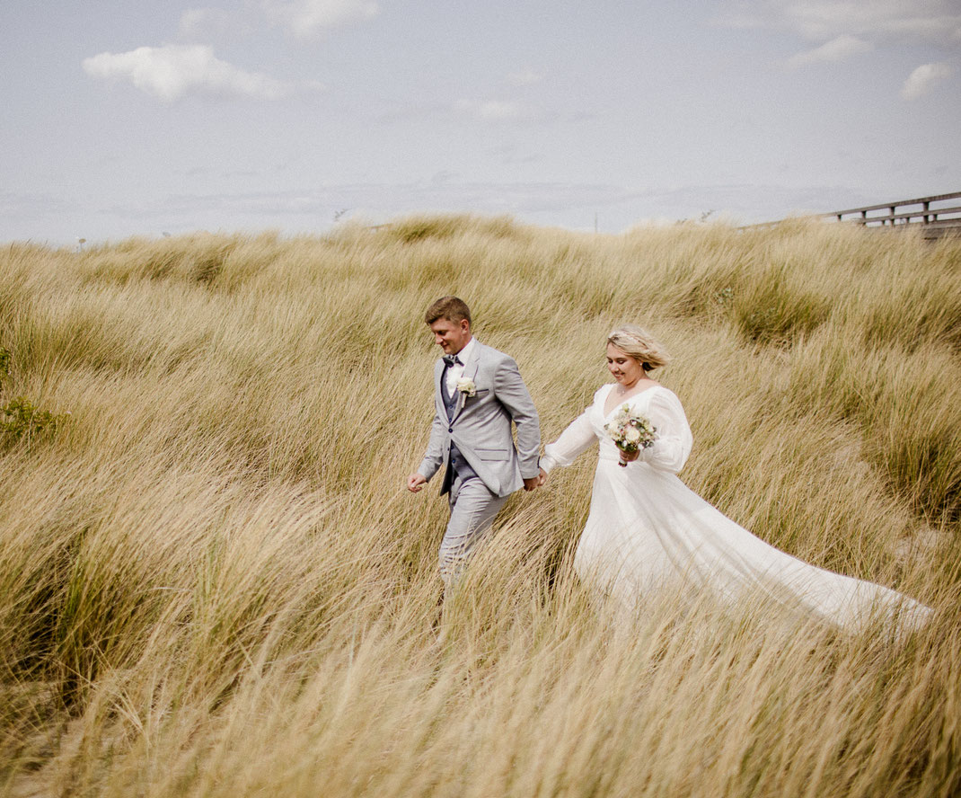 Hochzeit oldenburg, Hochzeit nordsee, Hochzeit ostsee, inselhochzeit, hochzeit stuhr, hochzeit fehmarn, strandhochzeit, hochzeitsfotograf bremen, heiraten bremen, hochzeit 2026, hochzeitstrend, Heiligenhafen, nordenholzerhof, gut wahnbek, gut horn