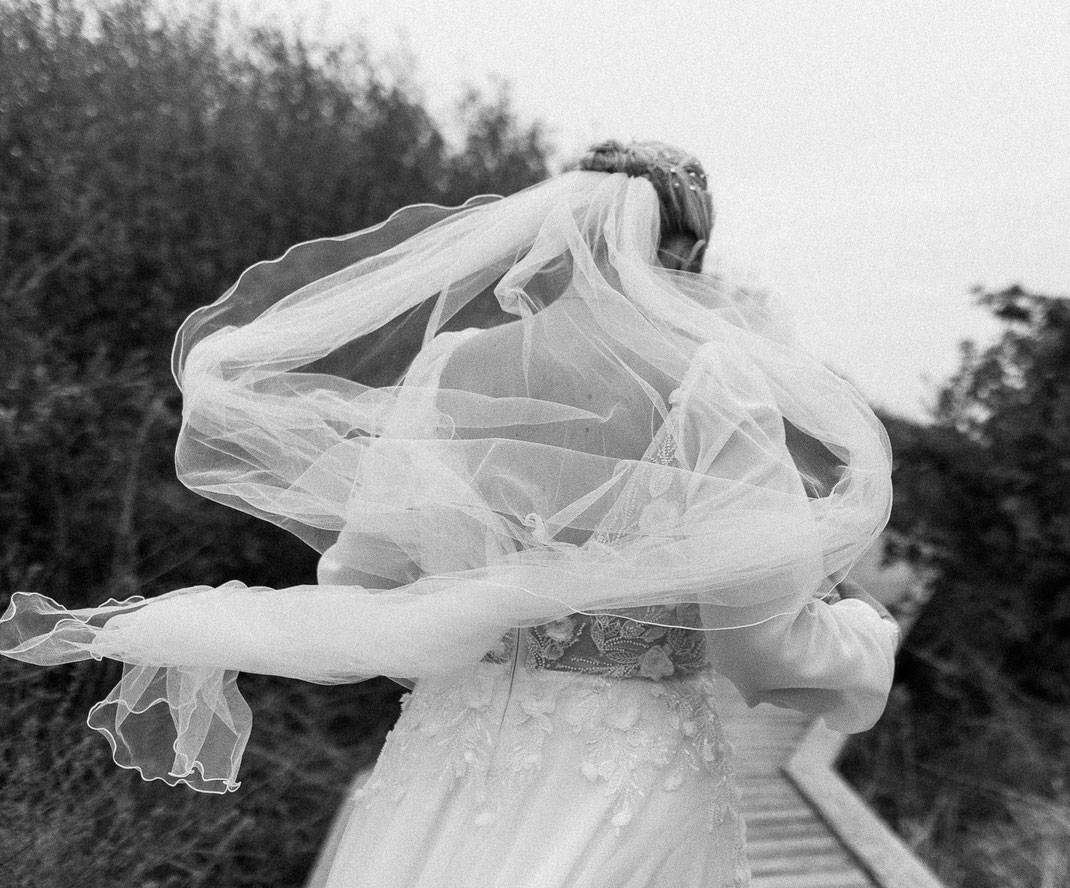Strandhochzeit, hochzeitostsee, hochzeitnordsee, hochzeitbensersiel, hochzeitheiligenhafen, hochzeitbremen, hochzeitstuhr, hochzeitoldenburg, braut, sabinelangefotografie, brautkleid, heiraten, jever, braut
