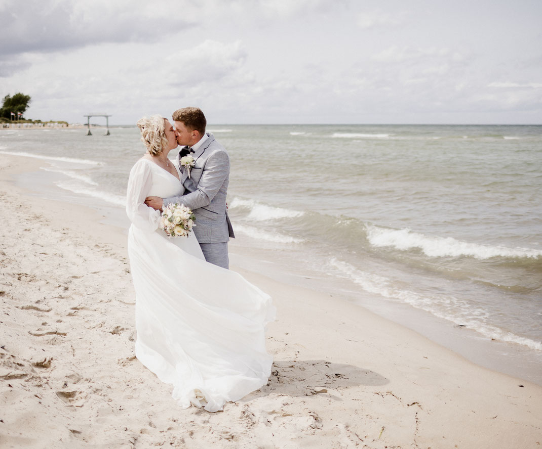 Hochzeit oldenburg, Hochzeit nordsee, Hochzeit ostsee, inselhochzeit, hochzeit stuhr, hochzeit fehmarn, strandhochzeit, hochzeitsfotograf bremen, heiraten bremen, hochzeit 2026, hochzeitstrend, Heiligenhafen, nordenholzerhof, gut wahnbek, gut horn