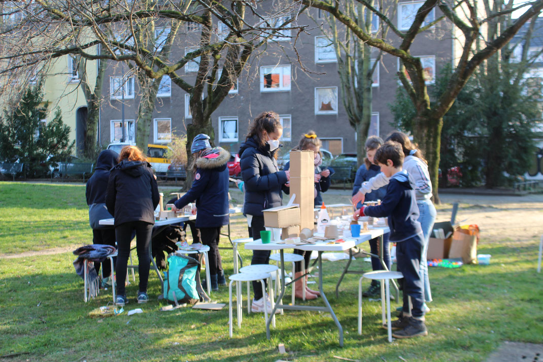 Kunstworkshop für Kinder im Freien. Foto:  Magdalene Busse und Silke Grimm