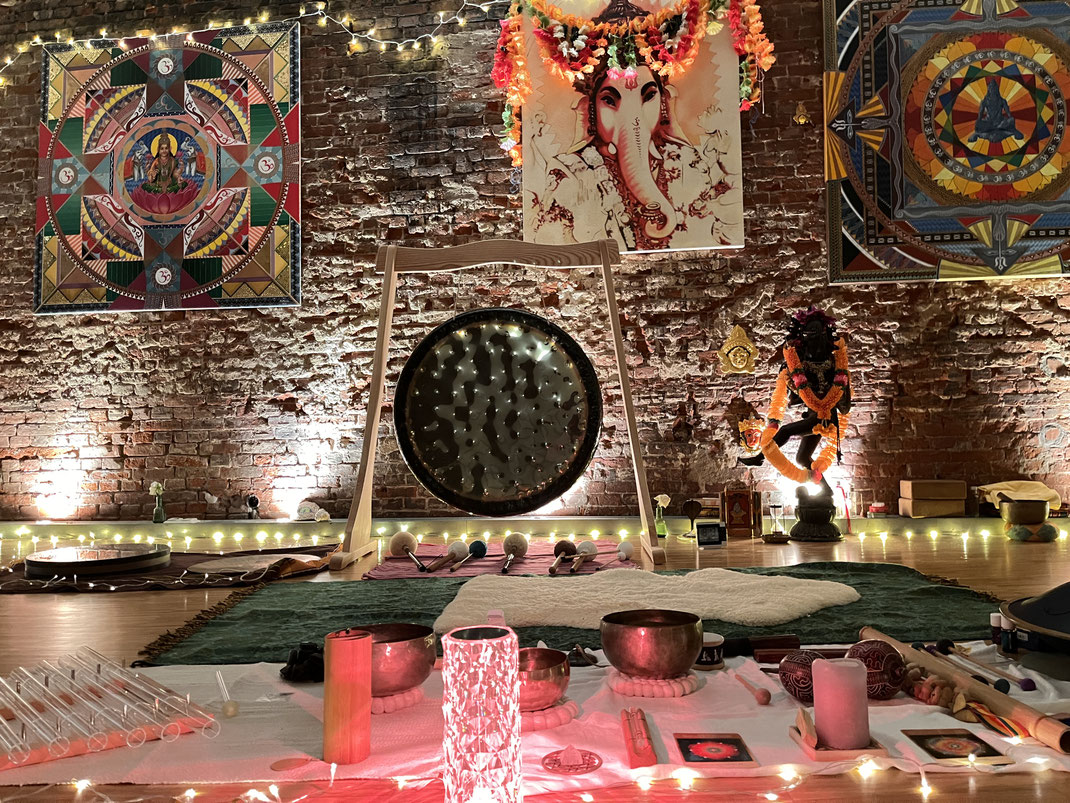 Gong & Sound Bath mit verschiedenen Klanginstrumenten im Yogaraum Hamburg in lichtvoller Atmosphäre