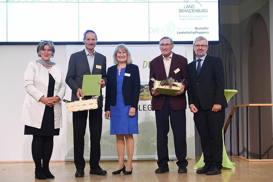 DLPP 2023 - 2. Preis "Engagierte Personen": (v.l.n.r.) DVL-Vorsitzende Maria Noichl MdEP, Preisträger Richard Ittner, Laudatorin Helga Kerwagen, Preisträger Hans Seitz, Umweltminister Axel Vogel ©Peter Roggenthin