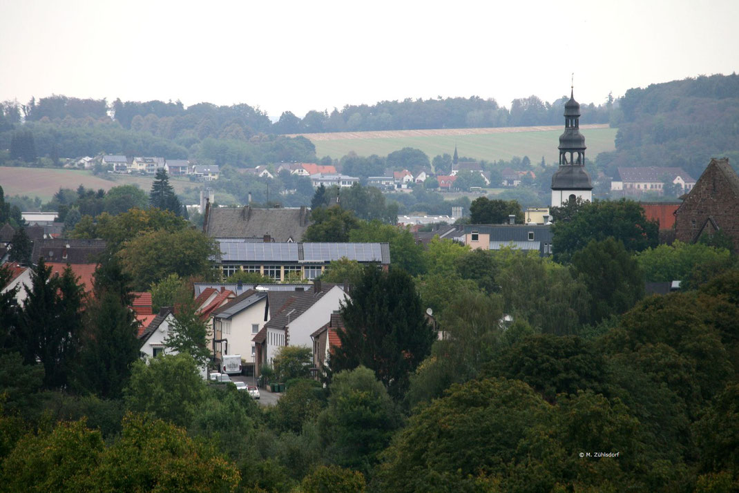 "Zwei Kirchen" Im Hintergrund Blankenau, vorne Beverungen.
