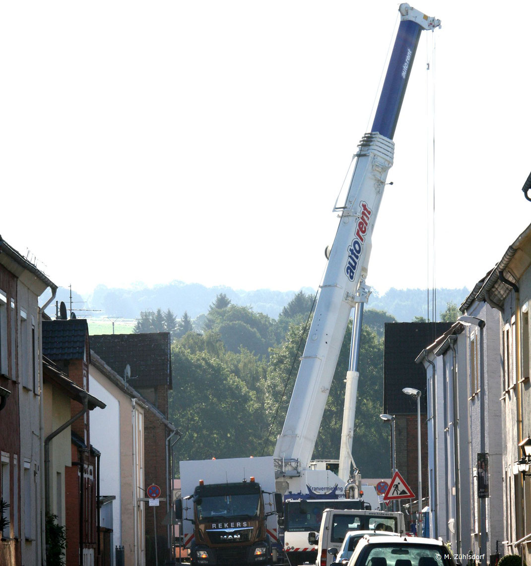 GROSSER Kran in kleiner Strasse