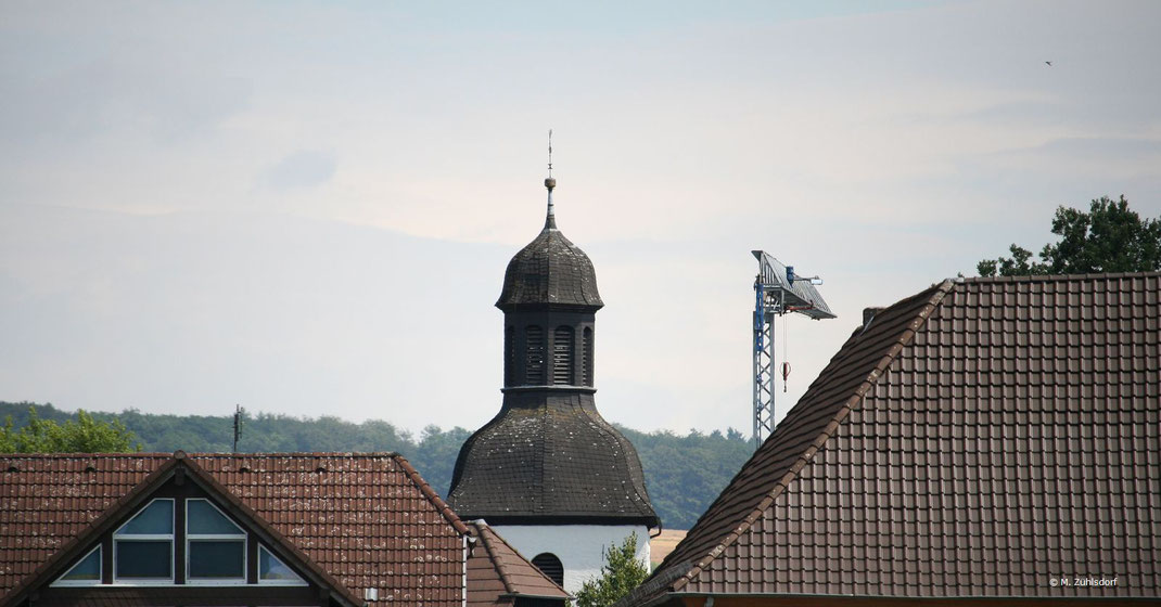 Der Kran stört / Kirchturmspitze Westansicht