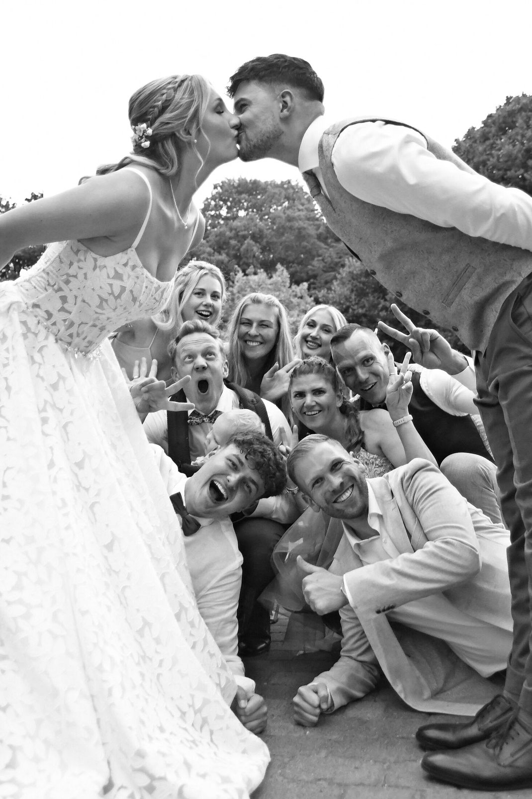 Hochzeitsfotograf Herford - Cooles Brautpaar mit einigen Freunden auf dem Hof von Laer in Herford