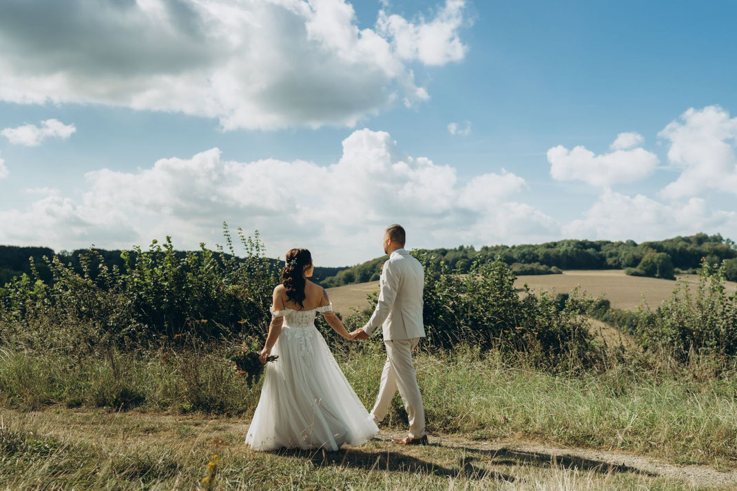 Brautpaar beim Spaziergang - Hochzeitsfotograf Bielefeld