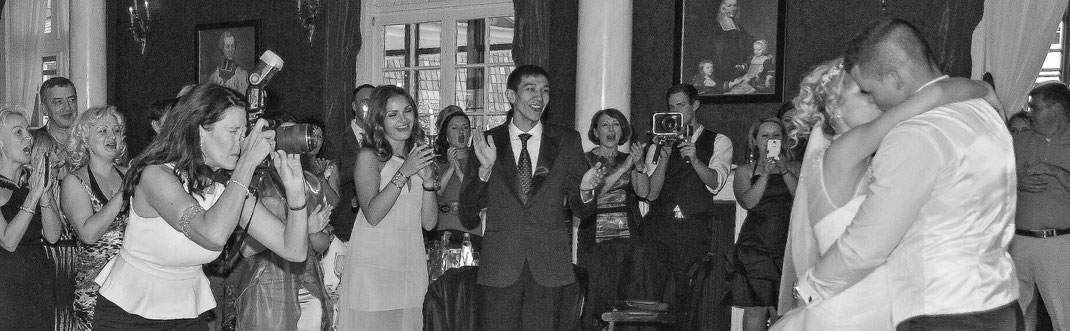 Hochzeitsfotografin bei der Arbeit - Eröffnungstanz des Brautpaares - Hochzeitsfotograf Bad Driburg