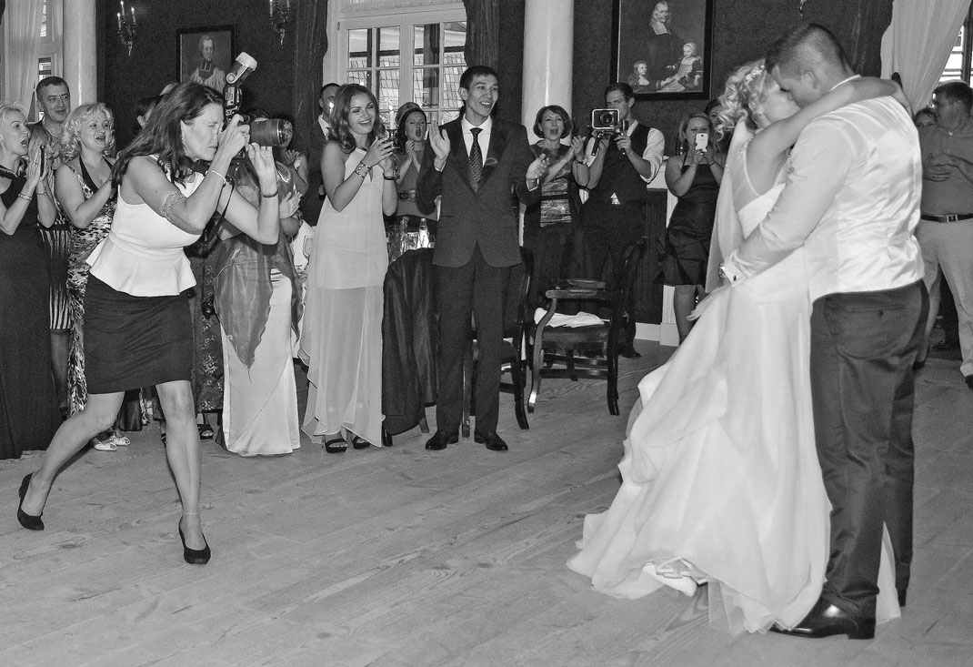 Hochzeitsfotografin bei der Arbeit - Eröffnungstanz des Brautpaares - Hochzeitsfotograf Bad Driburg