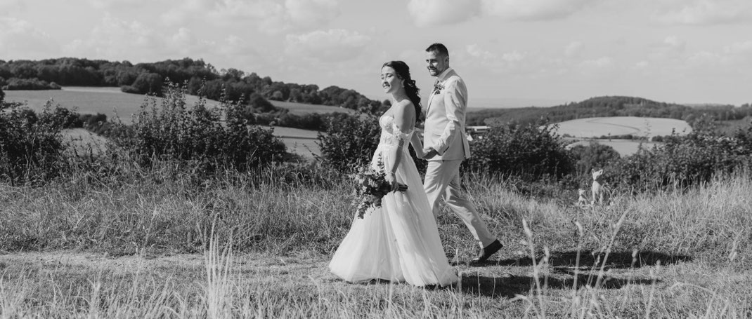 Brautpaar bei einem Spaziergang - Hochzeitsfotograf Bielefeld